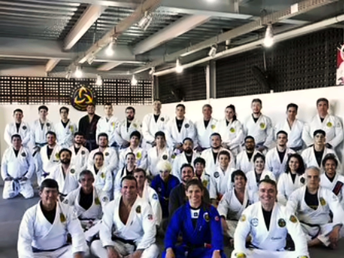 Turma reunida no tatame durante o seminário com Régis e Janaína Lebre