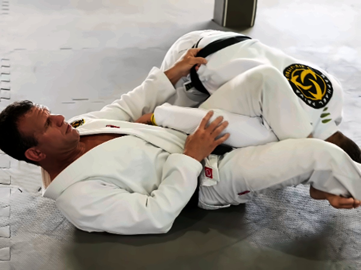 Praticante em posição de guarda durante o treino
